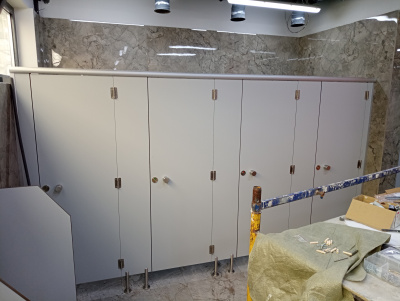 Сантехническая кабинка - заполнение монолитный HPL пластик толщиной 12 мм 